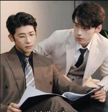 破產(chǎn)后，我成了死對(duì)頭的秘書(全集)